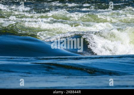 Rasante Gewässer der Lachine Stromschnellen im St. Lawrence River. Stockfoto