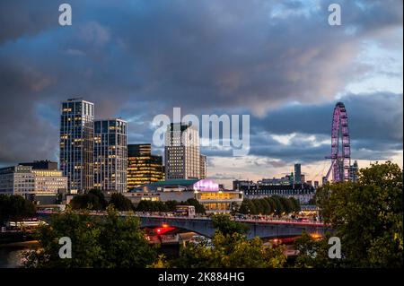 London, Großbritannien. 20. Oktober 2022. Stürmisches Wetter über der Southbank an dem Tag, an dem Liz Truss als Abgeordnete zurücktritt. Kredit: Guy Bell/Alamy Live Nachrichten Stockfoto