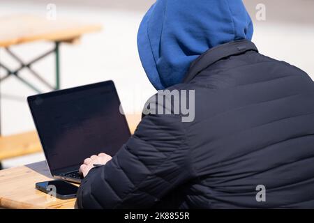 Anonymer freiberuflicher Mitarbeiter mit Laptop Stockfoto