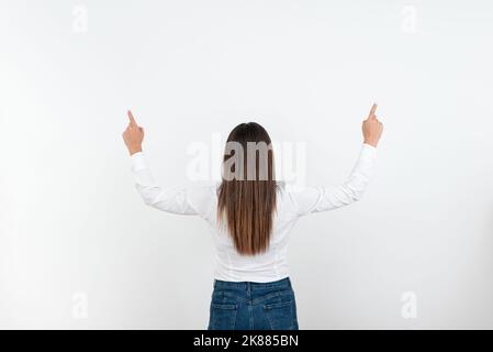 Frau Steht Rückwärts Und Kommt Mit Neuen Erstaunlichen Ideen Auf. Geschäftsfrau Denkt Tief Nach Alten Wunderbaren Plänen. Guy Brain Storming Brillant Stockfoto