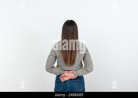 Frau Steht Rückwärts Und Kommt Mit Neuen Erstaunlichen Ideen Auf. Geschäftsfrau Denkt Tief Nach Alten Wunderbaren Plänen. Guy Brain Storming Brillant Stockfoto