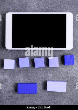 Handybildschirm Mit Wichtigen Nachrichten Auf Dem Schreibtisch. Crutial Informationen Über Mobiltelefon Auf Dem Tisch Stockfoto