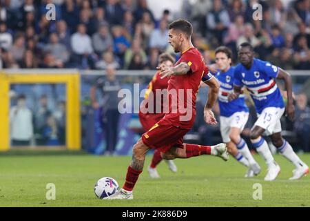 Genua, Ge, Italien. 17. Oktober 2022. Italien, Genua, 17 2022. oktober: Lorenzo Pellegrini (als Roma-Mittelfeldspieler) punktet beim Fußballspiel SAMPDORIA gegen AS ROMA mit Elfmeterschießen das 1-0-Tor bei 9', Serie A Tim 2022-2023 day10 Ferraris-Stadion (Bildnachweis: © Fabrizio Andrea Bertani/Pacific Press via ZUMA Press Wire) Stockfoto