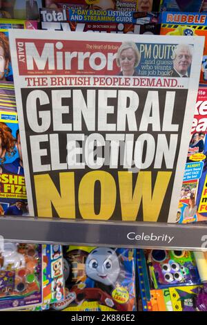 Daily Mirror Titelseite Zeitung Schlagzeile 'PARLAMENTSWAHLEN JETZT' auf Zeitungsregal 21. Oktober 2022 London England Großbritannien Stockfoto