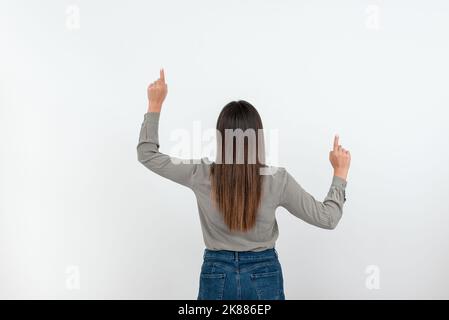 Frau Steht Rückwärts Und Kommt Mit Neuen Erstaunlichen Ideen Auf. Geschäftsfrau Denkt Tief Nach Alten Wunderbaren Plänen. Guy Brain Storming Brillant Stockfoto