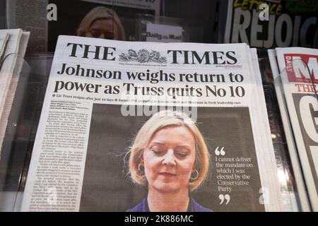 Titelblatt der Zeitung The Times der ehemalige Premierminister Boris 'Johnson wiegt Rückkehr an die Macht, da Truss die Nummer 10 beendet' 21. Oktober 2022 London England Großbritannien Stockfoto