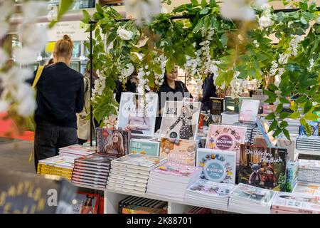 Frankfurt, Deutschland. 19. Okt. 2022. Frankfurter Buchmesse, Frankfurter Buchmesse 2022: Stand des Verlegers EMF (Ausgabe Michael Fischer). Kredit: Christian Lademann / LademannMedia Stockfoto