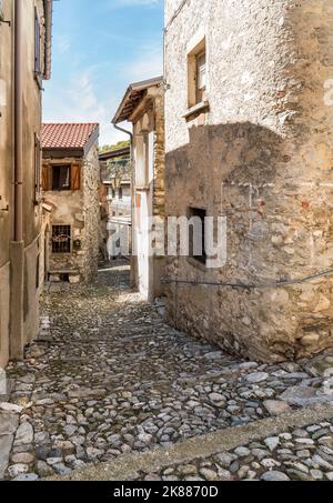 Enge Kopfsteinpflasterstraßen im alten bemalten Dorf Arcumeggia in der Provinz Varese. Stockfoto