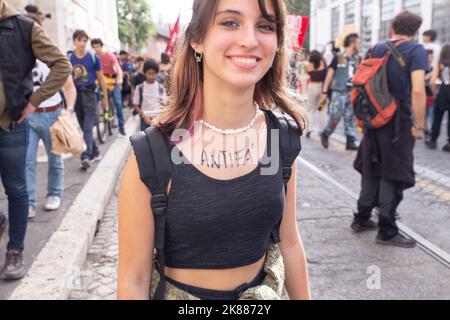 Rom, Italien. 21. Oktober 2022. Ein Mädchen, das während der Studentendemonstration auf ihre Brust geschrieben wurde (Foto: © Matteo Nardone/Pacific Press via ZUMA Press Wire) Stockfoto