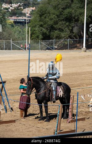 Folsom, CA, 24. September 2022. Gepanzerter Ritter auf schwarzem Pferd im Folsom Renaissance Faire. Dieses lustige historische Fest wurde am Ende gefeiert Stockfoto