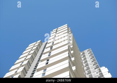 Blick auf die Wohngebäude von signapore in einem niedrigen Winkel vor blauem Himmel Stockfoto