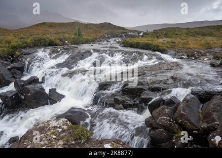 Blick auf die Sligachan Wasserfälle mit Blick auf die Cuillin Berge im Hintergrund Stockfoto