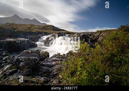 Blick auf die Sligachan Wasserfälle mit Blick auf die Cuillin Berge im Hintergrund Stockfoto