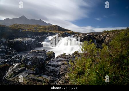 Blick auf die Sligachan Wasserfälle mit Blick auf die Cuillin Berge im Hintergrund Stockfoto