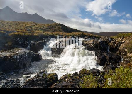 Blick auf die Sligachan Wasserfälle mit Blick auf die Cuillin Berge im Hintergrund Stockfoto