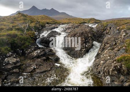 Blick auf die Sligachan Wasserfälle mit Blick auf die Cuillin Berge im Hintergrund Stockfoto