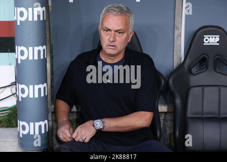17. Oktober 2022, Genua, Ge, Italien: Italien, Genova, 17 2022. oktober: JosÃ¨ Mourinho (als Roma-Manager) sitzt während des Fußballspiels SAMPDORIA vs. AS ROMA auf der Bank, Serie A Tim 2022-2023 day10 Ferraris Stadium (Bildnachweis: © Fabrizio Andrea Bertani/Pacific Press via ZUMA Press Wire) Stockfoto
