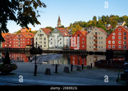 Trondheim, Norwegen - 30. September 2022: Farbenfrohe Häuser am Wasser in Bakklandet, Trondheim, Norwegen Stockfoto