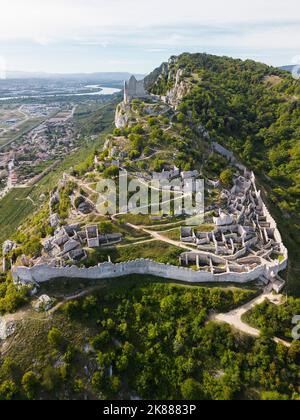 Luftaufnahme des Chateau féodal de Crussol, Ardêche, Frankreich Stockfoto