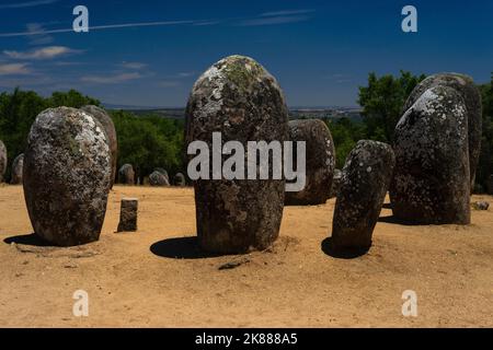 Massive Granitfelsen in Form von Eiern oder Mandeln wurden vor 7.000 Jahren in Kreisen gruppiert, um den Almendres Cromlech bei Évora in Alentejo, Portugal, zu erschaffen. Der megalithische Komplex, bekannt als portugiesischer Stonehenge, ist mindestens 2.000 Jahre älter als dieses eindrucksvolle Denkmal auf der Salisbury Plain, England. Stockfoto