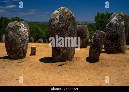 Riesige Granitblöcke in Form von Mandeln oder Eiern wurden vor 7.000 Jahren in Kreisen gruppiert, um den Almendres Cromlech bei Évora in Alentejo, Portugal, zu erschaffen. Der megalithische Komplex, bekannt als portugiesischer Stonehenge, ist mindestens 2.000 Jahre älter als dieses eindrucksvolle Denkmal auf der Salisbury Plain, England. Stockfoto