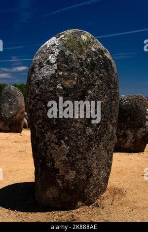 Riesige Eier oder Mandeln: Beide Begriffe wurden verwendet, um die Granitblöcke zu beschreiben, die vor 7.000 Jahren in Kreisen gruppiert wurden, um das Almendres Cromlech bei Évora in Alentejo, Portugal, zu erschaffen. Der megalithische Komplex, bekannt als portugiesischer Stonehenge, ist mindestens 2.000 Jahre älter als dieses eindrucksvolle Denkmal auf der Salisbury Plain, England. Stockfoto