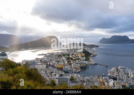 Luftaufnahme der Hafenstadt Alesund an bewölktem Tag, Norwegen. Alesund ist eine Hafenstadt an der Westküste Norwegens. Stockfoto