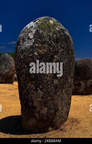 Riesige Mandeln oder Eier: Beide Beschreibungen wurden auf die abgerundeten Granitfelsen angewendet, die vor 7.000 Jahren in Kreisen gruppiert wurden, um den Almendres Cromlech bei Évora in Alantejo, Portugal, zu erschaffen. Der megalithische Komplex, bekannt als portugiesischer Stonehenge, ist mindestens 2.000 Jahre älter als dieses eindrucksvolle Denkmal auf der Salisbury Plain, England. Stockfoto