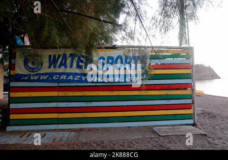 Farbenfrohe, gestreifte Wassersporthütte am Strand von Anaxos, Lesbos. September/Oktober 2022. Herbst Stockfoto