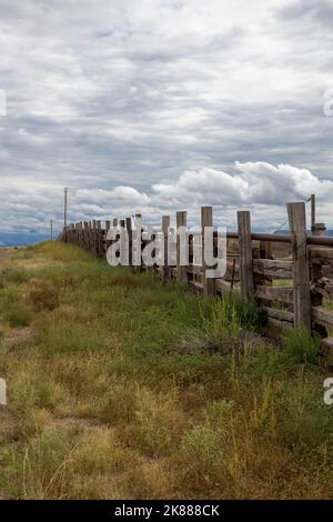 Holzzäune um das Land des Ranchers, Bundesstaat Arizona, in den Vereinigten Staaten Stockfoto