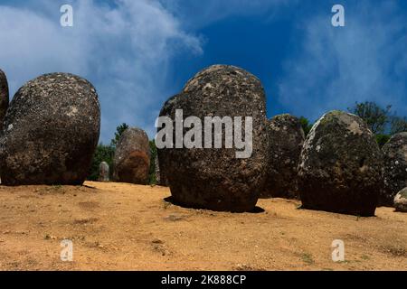 Eine 7.000 Jahre alte heilige Stätte für prähistorische Sterngucker und Verehrer: Der Almendres Cromlech bei Évora in Alentejo, Portugal. Der megalithische Komplex aus Steinkreisen, bekannt als portugiesischer Stonehenge, ist mindestens 2.000 Jahre älter als dieses weltberühmte Denkmal in Wiltshire, England. Stockfoto