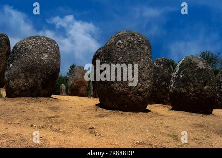 Granitfelsen, die vor Tausenden von Jahren als Teil einer prähistorischen Sternwarte und einer heiligen Stätte, dem 7.000 Jahre alten Almendres Cromlech in der Nähe von Évora in Alentejo, Portugal, angeordnet wurden. Der erste Kreis von Megalithen ist hier mindestens 2.000 Jahre älter als Stonehenge, sein weltberühmtes Pendant auf der Salisbury Plain, England. Stockfoto