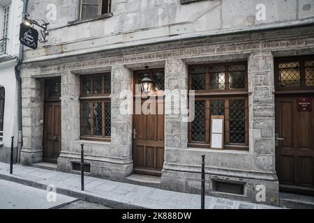 Das Haus des mittelalterlichen Alchemisten Nicolas Flamel (c.1330-1418) war ein französischer Schriftsteller und Manuskript-Verkäufer. Stockfoto