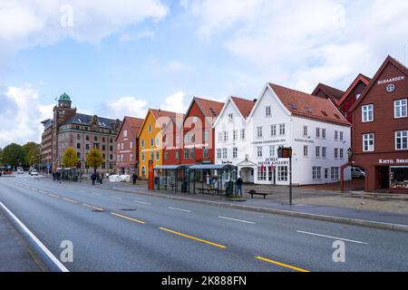 Bergen, Norwegen - 10. Oktober 2022: Farbenfrohe Bryggen Hanseatic Wharf (Tyskebryggen) in Bergen, Norwegen. Stockfoto