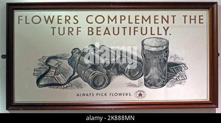 Blumen ergänzen den Turf wunderschön - immer Blumen pflücken, Plakat der Cheltenham Brauerei in einem Bilderrahmen Stockfoto