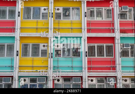 Das Übergangsprojekt Nam Cheong 220 des Hongkonger Sozialrats (HKCSS) ist in der Nam Cheong Street in Sham Shui Po zu sehen. Nam Cheong 220 ist das erste soziale Stahlbauprojekt in Hongkong, das die modulare integrierte Konstruktionstechnologie (MIC) übernommen hat. Das Projekt richtet sich an diejenigen, die seit mindestens drei Jahren auf öffentliche Mietwohnungen (PRH) gewartet haben und unzureichend untergebracht sind oder die dringend Unterstützung durch die Gemeinschaft benötigen. Es bietet ihnen ein menschenwürdiges Wohnumfeld, bevor sie das erste Angebot an Wohnungen erhalten. 05OCT22 SCMP/Yi Stockfoto