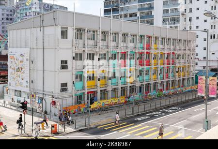 Das Übergangsprojekt Nam Cheong 220 des Hongkonger Sozialrats (HKCSS) ist in der Nam Cheong Street in Sham Shui Po zu sehen. Nam Cheong 220 ist das erste soziale Stahlbauprojekt in Hongkong, das die modulare integrierte Konstruktionstechnologie (MIC) übernommen hat. Das Projekt richtet sich an diejenigen, die seit mindestens drei Jahren auf öffentliche Mietwohnungen (PRH) gewartet haben und unzureichend untergebracht sind oder die dringend Unterstützung durch die Gemeinschaft benötigen. Es bietet ihnen ein menschenwürdiges Wohnumfeld, bevor sie das erste Angebot an Wohnungen erhalten. 05OCT22 SCMP/Yi Stockfoto