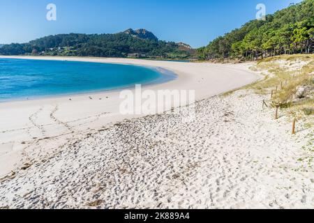 Blick auf die Cies-Inseln mit dem schönen Strand von Rodas, in Galicien, Spanien. Stockfoto