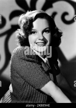 Judy Garland Actress & Singer 01 May 1945 **WARNUNG** Dieses Foto ist nur für den redaktionellen Gebrauch bestimmt und unterliegt dem Copyright der Filmgesellschaft und/oder des Fotografen, der von der Film- oder Produktionsgesellschaft beauftragt wurde, und kann nur durch Publikationen im Zusammenhang mit der Bewerbung des oben genannten Films reproduziert werden. Eine obligatorische Gutschrift an die Filmgesellschaft ist erforderlich. Der Fotograf sollte auch bei Bekanntwerden des Fotos gutgeschrieben werden. Ohne schriftliche Genehmigung der Film Company kann keine kommerzielle Nutzung gewährt werden. Stockfoto