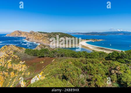 Blick auf die Cies-Inseln mit dem schönen Strand von Rodas, in Galicien, Spanien. Stockfoto