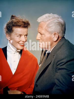 Katharine Hepburn & Spencer Tracy Actress & Actor 01 May 1956 **WARNUNG** Dieses Foto ist nur für den redaktionellen Gebrauch bestimmt und unterliegt dem Copyright der Film Company und/oder des Fotografen, der von der Film- oder Produktionsfirma beauftragt wurde und kann nur durch Publikationen im Zusammenhang mit der Bewerbung von reproduziert werden Der obige Film. Eine obligatorische Gutschrift an die Filmgesellschaft ist erforderlich. Der Fotograf sollte auch bei Bekanntwerden des Fotos gutgeschrieben werden. Ohne schriftliche Genehmigung der Film Company kann keine kommerzielle Nutzung gewährt werden. Stockfoto