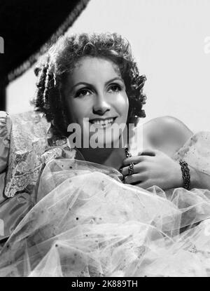 Greta Garbo Schauspielerin 01. Mai 1936 **WARNUNG** dieses Foto ist nur für redaktionelle Zwecke bestimmt und unterliegt dem Urheberrecht der Film Company und/oder des von der Film- oder Produktionsgesellschaft beauftragten Fotografen und kann nur durch Veröffentlichungen in Verbindung mit der Werbung für den oben genannten Film reproduziert werden. Es ist eine obligatorische Gutschrift an die Filmgesellschaft erforderlich. Der Fotograf sollte ebenfalls angerechnet werden, wenn er bekannt ist. Ohne schriftliche Genehmigung der Film Company kann keine kommerzielle Nutzung gewährt werden. Stockfoto