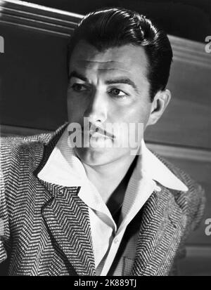 Robert Taylor Schauspieler 01. Mai 1947 **WARNUNG** Dieses Foto ist nur für redaktionelle Zwecke bestimmt und unterliegt dem Copyright der Film Company und/oder des Fotografen, der von der Film- oder Produktionsfirma beauftragt wurde, und kann nur durch Publikationen im Zusammenhang mit der Bewerbung des oben genannten Films reproduziert werden. Eine obligatorische Gutschrift an die Filmgesellschaft ist erforderlich. Der Fotograf sollte auch bei Bekanntwerden des Fotos gutgeschrieben werden. Ohne schriftliche Genehmigung der Film Company kann keine kommerzielle Nutzung gewährt werden. Stockfoto