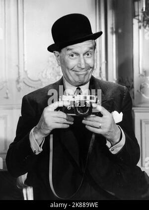 Maurice Chevalier Schauspieler 01. Mai 1954 **WARNUNG** Dieses Foto ist nur für den redaktionellen Gebrauch bestimmt und unterliegt dem Copyright der Filmgesellschaft und/oder des Fotografen, der von der Film- oder Produktionsgesellschaft beauftragt wurde, und kann nur durch Publikationen im Zusammenhang mit der Bewerbung des oben genannten Films reproduziert werden. Eine obligatorische Gutschrift an die Filmgesellschaft ist erforderlich. Der Fotograf sollte auch bei Bekanntwerden des Fotos gutgeschrieben werden. Ohne schriftliche Genehmigung der Film Company kann keine kommerzielle Nutzung gewährt werden. Stockfoto