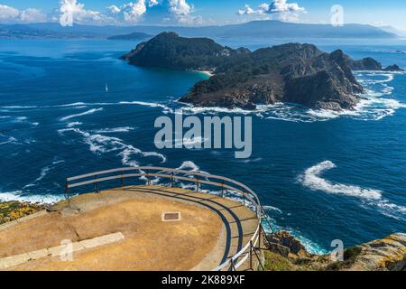 Blick auf die Cies-Inseln mit der Insel San Martino im Hintergrund. . Galicien, Spanien. Stockfoto