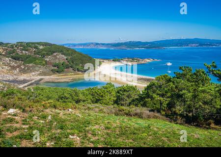 Blick auf die Cies-Inseln mit dem schönen Strand von Rodas, in Galicien, Spanien. Stockfoto