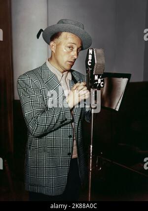 Bing Crosby Schauspieler, Singer & Dancer 01 May 1932 **WARNUNG** Dieses Foto ist nur für den redaktionellen Gebrauch bestimmt und unterliegt dem Copyright der Filmgesellschaft und/oder des Fotografen, der von der Film- oder Produktionsgesellschaft beauftragt wurde, und kann nur durch Publikationen im Zusammenhang mit der Bewerbung des oben genannten Films reproduziert werden. Eine obligatorische Gutschrift an die Filmgesellschaft ist erforderlich. Der Fotograf sollte auch bei Bekanntwerden des Fotos gutgeschrieben werden. Ohne schriftliche Genehmigung der Film Company kann keine kommerzielle Nutzung gewährt werden. Stockfoto