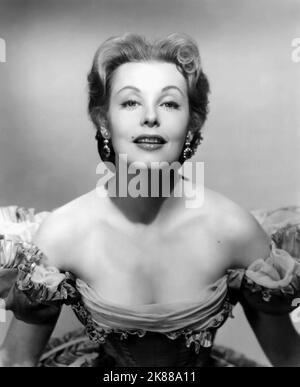 Arlene Dahl Actress 01 May 1955 **WARNUNG** Dieses Foto ist nur für den redaktionellen Gebrauch bestimmt und unterliegt dem Copyright der Filmgesellschaft und/oder des Fotografen, der von der Film- oder Produktionsgesellschaft beauftragt wurde und kann nur durch Publikationen im Zusammenhang mit der Bewerbung des oben genannten Films reproduziert werden. Eine obligatorische Gutschrift an die Filmgesellschaft ist erforderlich. Der Fotograf sollte auch bei Bekanntwerden des Fotos gutgeschrieben werden. Ohne schriftliche Genehmigung der Film Company kann keine kommerzielle Nutzung gewährt werden. Stockfoto