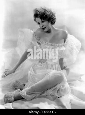 Arlene Dahl Actress 01 May 1949 **WARNUNG** Dieses Foto ist nur für den redaktionellen Gebrauch bestimmt und unterliegt dem Copyright der Filmgesellschaft und/oder des Fotografen, der von der Film- oder Produktionsgesellschaft beauftragt wurde und kann nur durch Publikationen im Zusammenhang mit der Bewerbung des oben genannten Films reproduziert werden. Eine obligatorische Gutschrift an die Filmgesellschaft ist erforderlich. Der Fotograf sollte auch bei Bekanntwerden des Fotos gutgeschrieben werden. Ohne schriftliche Genehmigung der Film Company kann keine kommerzielle Nutzung gewährt werden. Stockfoto