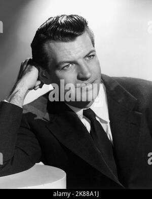 Richard Egan Actor 01. Mai 1955 **WARNUNG** dieses Foto ist nur für redaktionelle Zwecke bestimmt und unterliegt dem Urheberrecht der Film Company und/oder des von der Film- oder Produktionsgesellschaft beauftragten Fotografen und kann nur durch Veröffentlichungen in Verbindung mit der Werbung für den oben genannten Film reproduziert werden. Es ist eine obligatorische Gutschrift an die Filmgesellschaft erforderlich. Der Fotograf sollte ebenfalls angerechnet werden, wenn er bekannt ist. Ohne schriftliche Genehmigung der Film Company kann keine kommerzielle Nutzung gewährt werden. Stockfoto